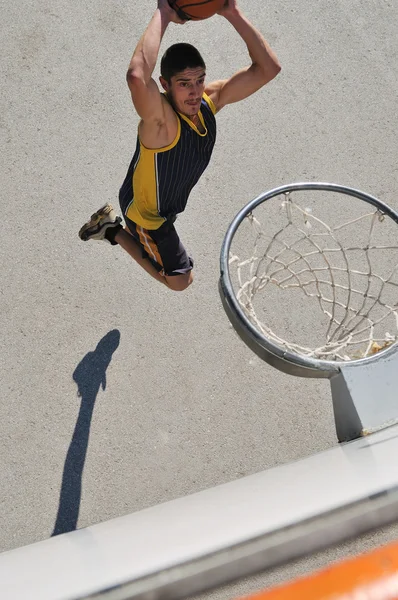 Street basketball, spille basketball utendørs – stockfoto