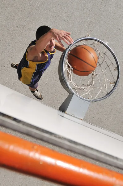 Streetbasket, spela basket utomhus — Stockfoto