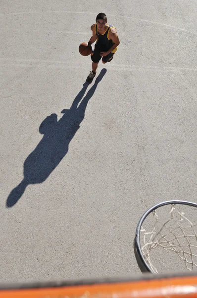 Basket de rue, jouer au basket extérieur — Photo
