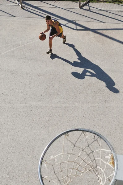 Οδός μπάσκετ, παίζοντας μπάσκετ εξωτερική — Φωτογραφία Αρχείου