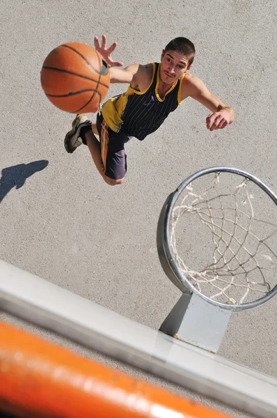 Baloncesto callejero, jugar al baloncesto al aire libre — Foto de Stock