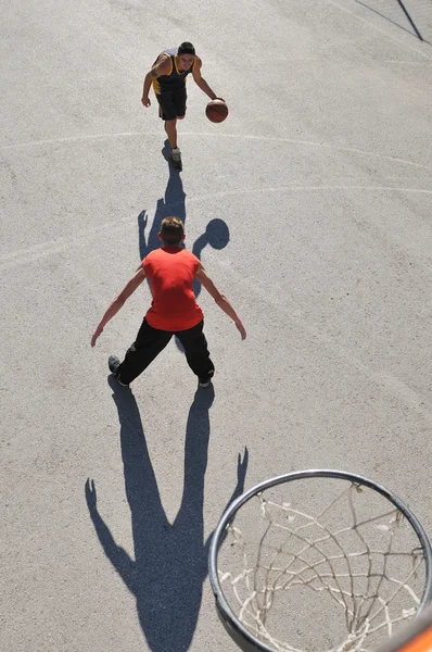 Οδός μπάσκετ, παίζοντας μπάσκετ εξωτερική — Φωτογραφία Αρχείου