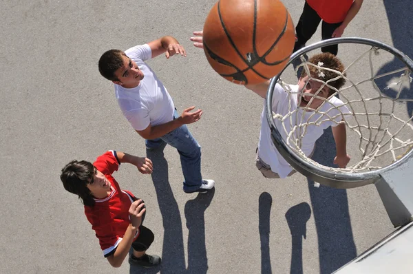 Вуличний баскетбол, граючи в баскетбол на відкритому повітрі — стокове фото