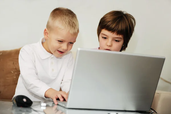 Duas crianças felizes jogando jogos — Fotografia de Stock
