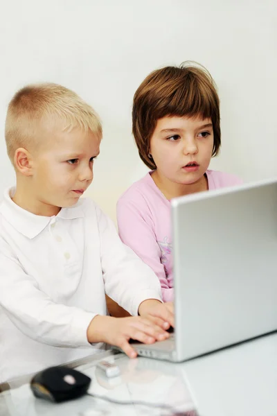 Dos niños felices jugando juegos —  Fotos de Stock