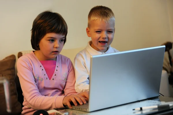 Dos niños felices jugando juegos — Foto de Stock