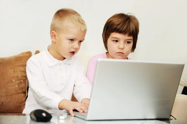 Dos niños felices jugando juegos —  Fotos de Stock