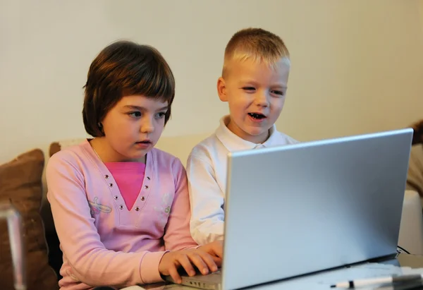 Duas crianças felizes jogando jogos — Fotografia de Stock