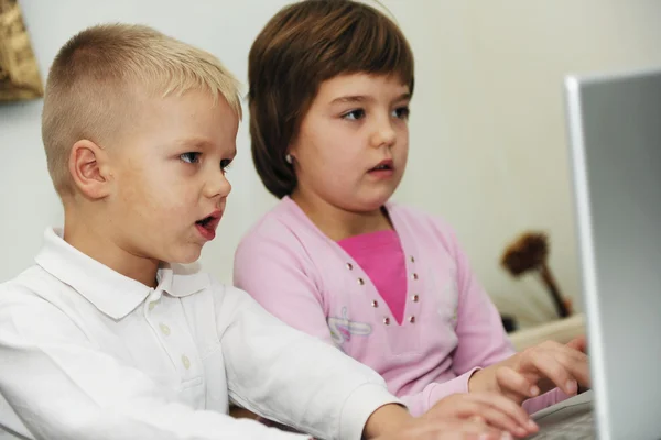 Två glada barn som spelar spel — Stockfoto