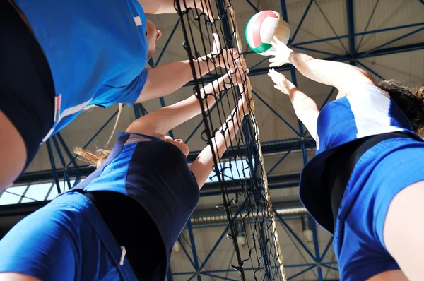 Voleybol Spor, oynayan kızlar — Stok fotoğraf