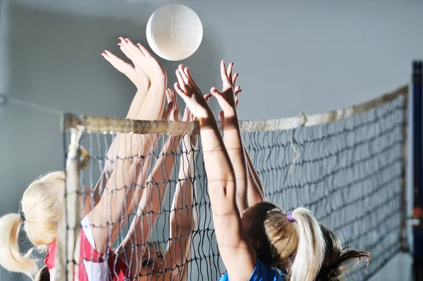 女孩玩排球运动 — 图库照片