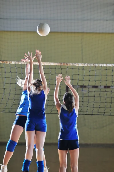 Dívky hrají volejbal sport — Stock fotografie