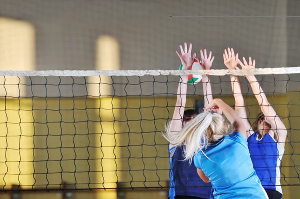 Voleibol deporte, niñas jugando —  Fotos de Stock