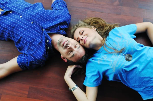 Ευτυχισμένο ζευγάρι σε άδειο διαμέρισμα — Φωτογραφία Αρχείου