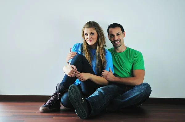 Lyckligt par i tom lägenhet — Stockfoto