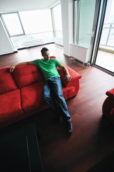 Άνδρας χαλαρώνοντας στον καναπέ — Φωτογραφία Αρχείου