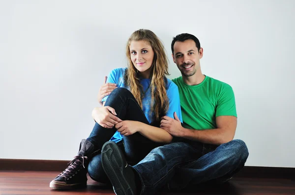Boldog pár az üres lakásban — Stock Fotó