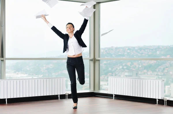 若いビジネス女性は空気中の論文を投げる — ストック写真