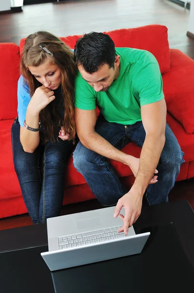 Felice coppia divertirsi sul computer portatile a casa — Foto Stock