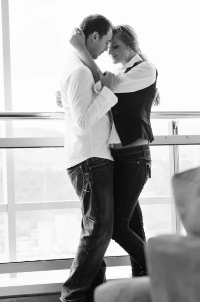 Happpy romantický pár na balkóně — Stock fotografie