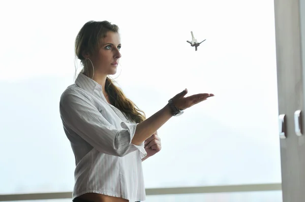 Mujer joven lanzando llaves a casa en el aire —  Fotos de Stock