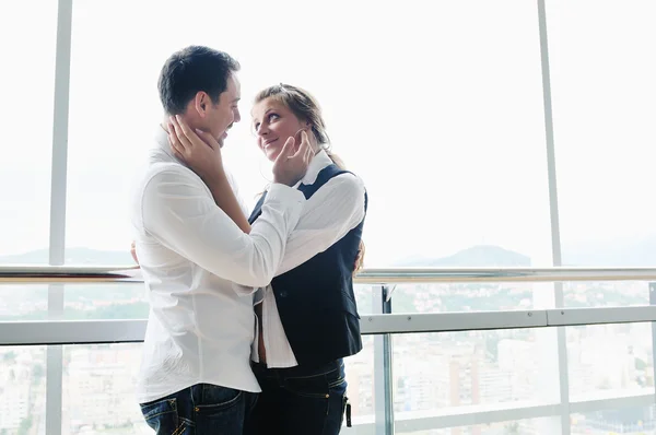 Coppia romantica felice sul balcone — Foto Stock