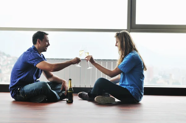 Lyckliga paret med glas champagne — Stockfoto
