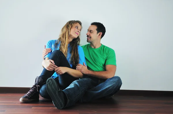 Glückliches Paar in leerer Wohnung — Stockfoto