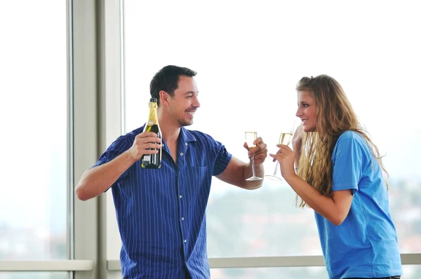 幸福的夫妇，带着眼镜的香槟 — 图库照片