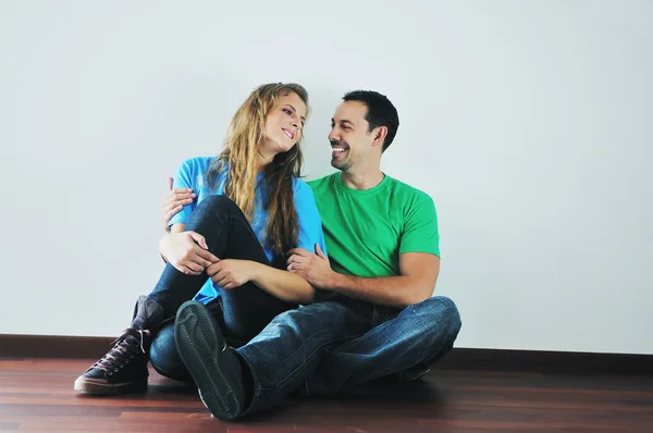 Ευτυχισμένο ζευγάρι σε άδειο διαμέρισμα — Φωτογραφία Αρχείου