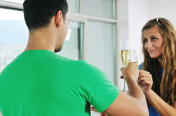 Mutlu çift bardak şampanya ile — Stok fotoğraf