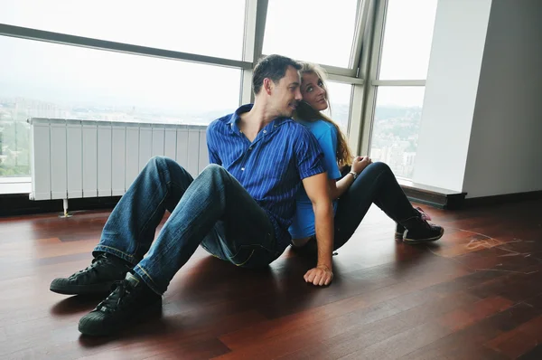 Casal feliz em apartamento vazio — Fotografia de Stock