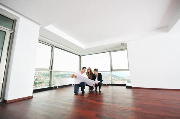 Glückliches junges Paar kauft neues Eigenheim — Stockfoto