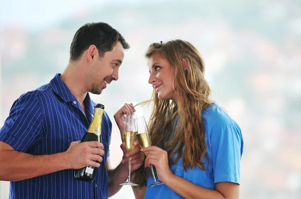 Pareja feliz con copas de champán —  Fotos de Stock