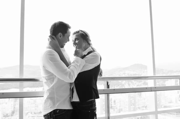 阳台上的浪漫福太行夫妇 — 图库照片