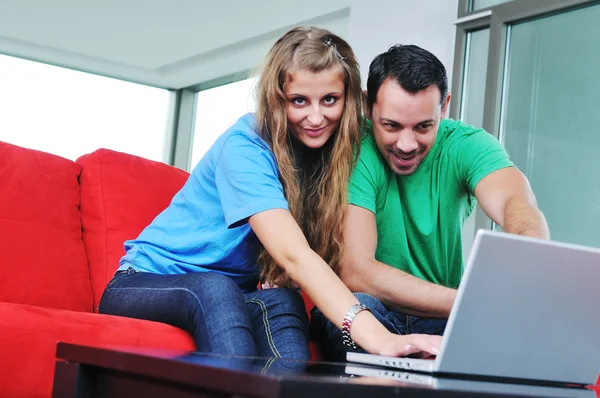 Szczęśliwa para zabawy na laptopa w domu — Zdjęcie stockowe