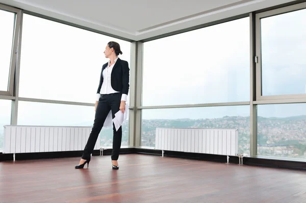 Junge Geschäftsfrau wirft Papiere in die Luft — Stockfoto