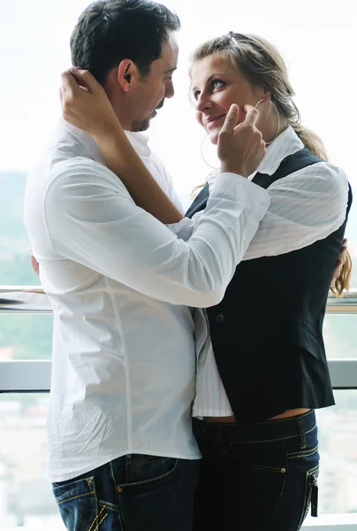 Zdarzyć się romantyczna para na balkonie — Zdjęcie stockowe
