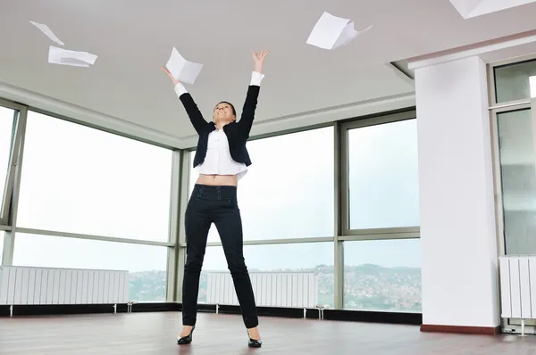 Junge Geschäftsfrau wirft Papiere in die Luft — Stockfoto
