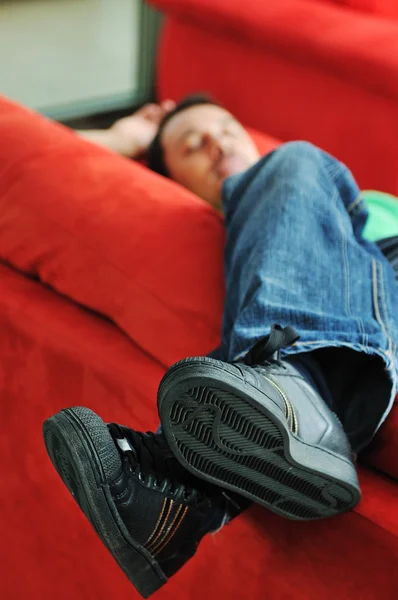 Mężczyzna relaks na kanapie — Zdjęcie stockowe