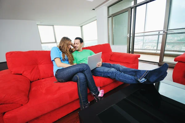 Casal feliz se divertir no laptop em casa — Fotografia de Stock