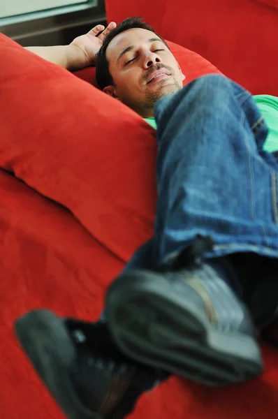 Muž odpočívající na pohovce — Stock fotografie