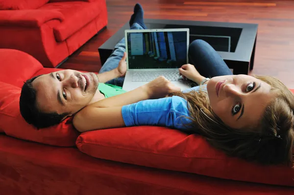Ευτυχισμένο ζευγάρι να διασκεδάσουν σε φορητό υπολογιστή στο σπίτι — Φωτογραφία Αρχείου