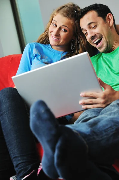 Lyckliga paret har kul på laptop hemma — Stockfoto