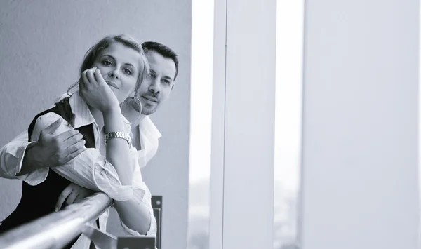 Ρομαντική happpy ζευγάρι στο μπαλκόνι — Φωτογραφία Αρχείου