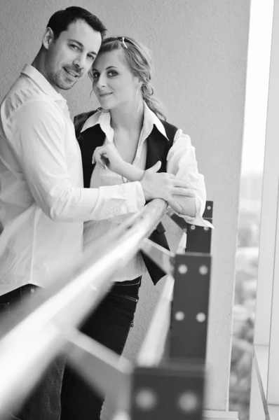 Romántica pareja feliz en el balcón — Foto de Stock