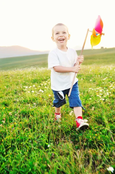 Ευτυχισμένο παιδί έχει τη διασκέδαση εξωτερική — Φωτογραφία Αρχείου