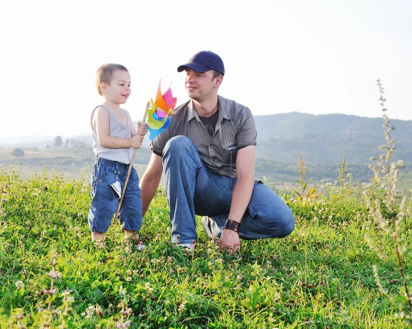 Маленький Счастливый Ребенок Молодой Отец Играть Ветром Игрушки Весело Провести — стоковое фото