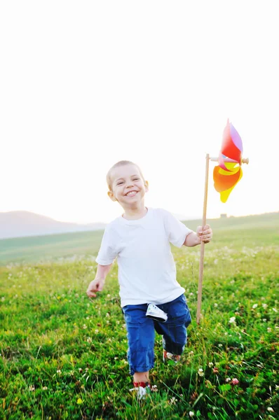 Щаслива дитина розважається на відкритому повітрі — стокове фото