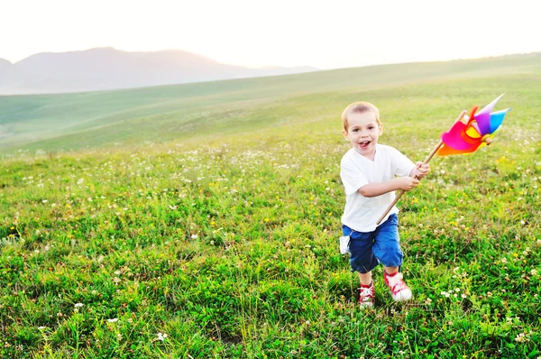 Щаслива дитина розважається на відкритому повітрі — стокове фото